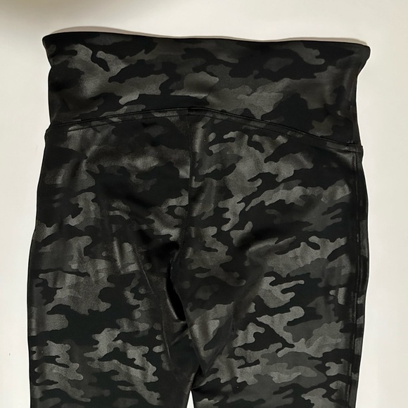 SPANX Faux Leather Matte Black Camo High Waisted Leggings Tummy + Booty Shaping - Picture 13 of 15